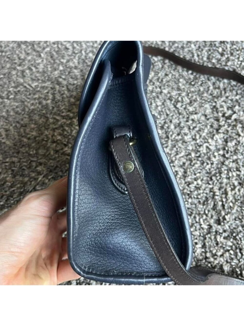 Rare Vintage Navy Blue Dooney & Bourke All-Weather Leather Essex Crossbody Bag - Picture 2 of 8